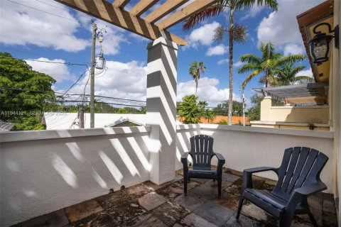 Townhouse in Coral Gables, Florida 3 bedrooms, 191.56 sq.m. № 2001641 - photo 19