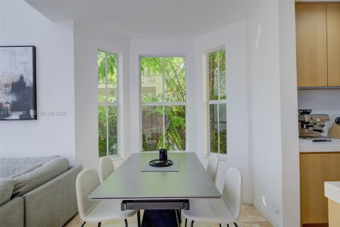 Townhouse in Coral Gables, Florida 3 bedrooms, 191.56 sq.m. № 2001641 - photo 13