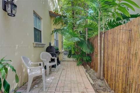 Townhouse in Coral Gables, Florida 3 bedrooms, 191.56 sq.m. № 2001641 - photo 25