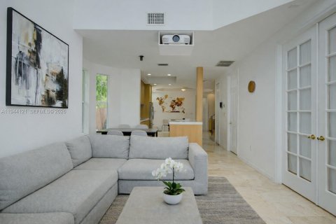Townhouse in Coral Gables, Florida 3 bedrooms, 191.56 sq.m. № 2001641 - photo 10