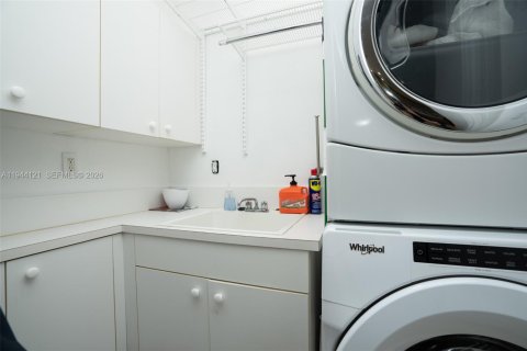 Townhouse in Coral Gables, Florida 3 bedrooms, 191.56 sq.m. № 2001641 - photo 28