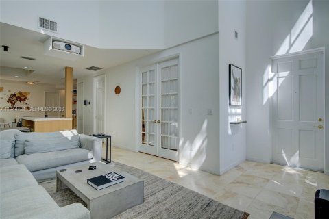 Townhouse in Coral Gables, Florida 3 bedrooms, 191.56 sq.m. № 2001641 - photo 11