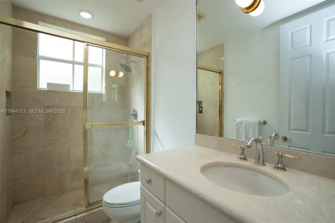 Townhouse in Coral Gables, Florida 3 bedrooms, 191.56 sq.m. № 2001641 - photo 23