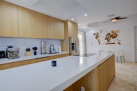 Townhouse in Coral Gables, Florida 3 bedrooms, 191.56 sq.m. № 2001641 - photo 9