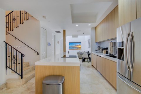 Townhouse in Coral Gables, Florida 3 bedrooms, 191.56 sq.m. № 2001641 - photo 5