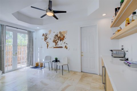Townhouse in Coral Gables, Florida 3 bedrooms, 191.56 sq.m. № 2001641 - photo 15