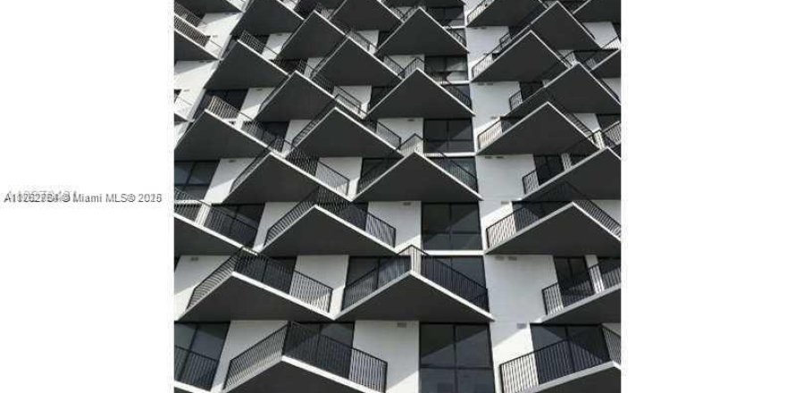 Кондоминиум с 2 спальнями в Дорал, Флорида № 1943103