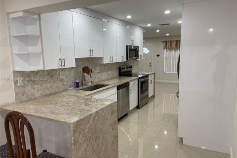 Villa ou maison à louer à Sweetwater, Floride: 3 chambres, 98.57 m2 № 1946202 - photo 9