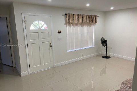Villa ou maison à louer à Sweetwater, Floride: 3 chambres, 98.57 m2 № 1946202 - photo 6