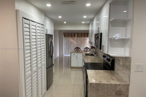 Villa ou maison à louer à Sweetwater, Floride: 3 chambres, 98.57 m2 № 1946202 - photo 8