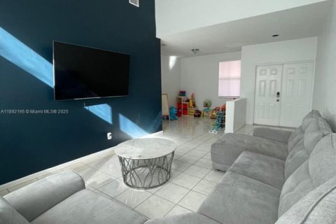 Villa ou maison à louer à Pembroke Pines, Floride: 4 chambres, 194.44 m2 № 1945436 - photo 4