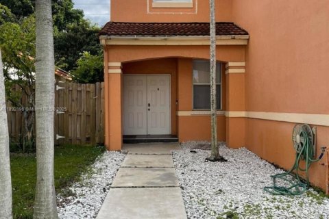 Villa ou maison à louer à Pembroke Pines, Floride: 4 chambres, 194.44 m2 № 1945436 - photo 2