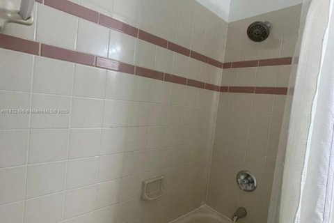 Villa ou maison à louer à Pembroke Pines, Floride: 4 chambres, 194.44 m2 № 1945436 - photo 17