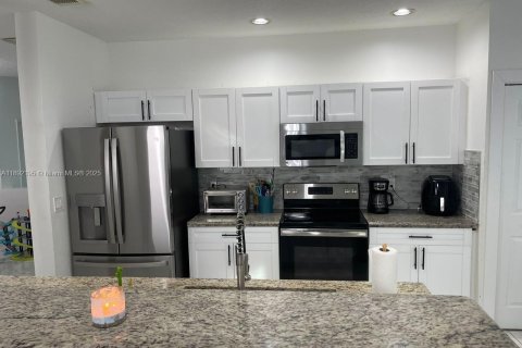 Villa ou maison à louer à Pembroke Pines, Floride: 4 chambres, 194.44 m2 № 1945436 - photo 9