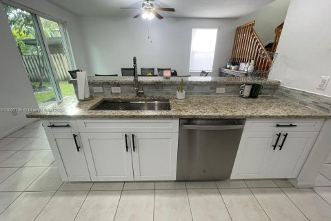 Villa ou maison à louer à Pembroke Pines, Floride: 4 chambres, 194.44 m2 № 1945436 - photo 8