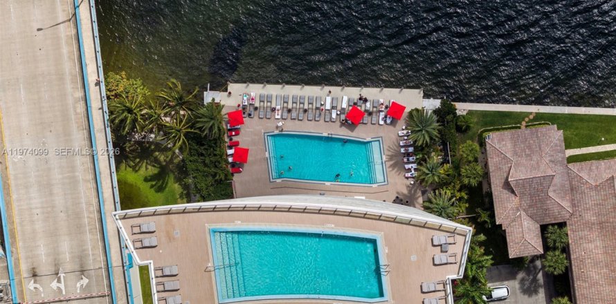 Condo in Hallandale Beach, Florida, 2 bedrooms № 2036376