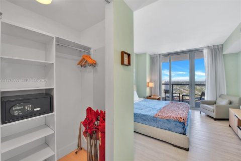 Condo in Hallandale Beach, Florida, 2 bedrooms № 2036376 - photo 23