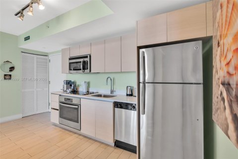 Condo in Hallandale Beach, Florida, 2 bedrooms № 2036376 - photo 28