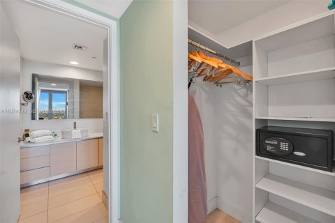Condo in Hallandale Beach, Florida, 2 bedrooms № 2036376 - photo 26