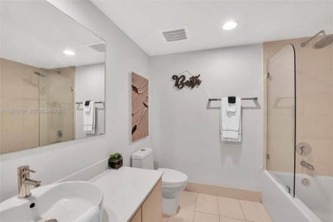 Condo in Hallandale Beach, Florida, 2 bedrooms № 2036376 - photo 25