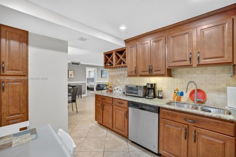 Купить кондоминиум в Халландейл-Бич, Флорида 2 спальни, 102.19м2, № 1956593 - фото 19