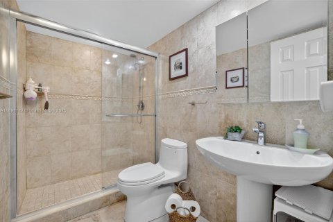 Купить кондоминиум в Халландейл-Бич, Флорида 2 спальни, 102.19м2, № 1956593 - фото 8