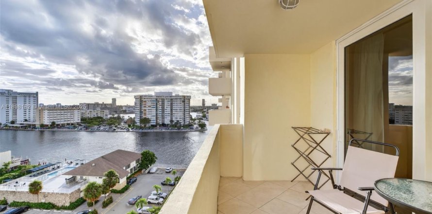 Кондоминиум с 2 спальнями в Халландейл-Бич, Флорида № 1956593