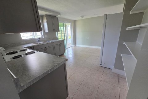 House in New Port Richey, Florida 2 bedrooms, 83.43 sq.m. № 2236134 - photo 14