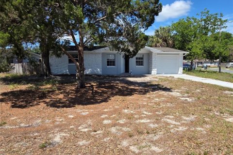 House in New Port Richey, Florida 2 bedrooms, 83.43 sq.m. № 2236134