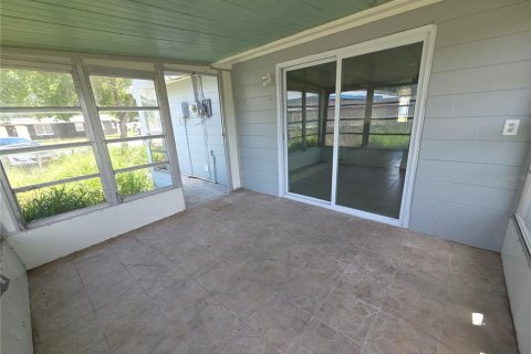 House in New Port Richey, Florida 2 bedrooms, 83.43 sq.m. № 2236134 - photo 15