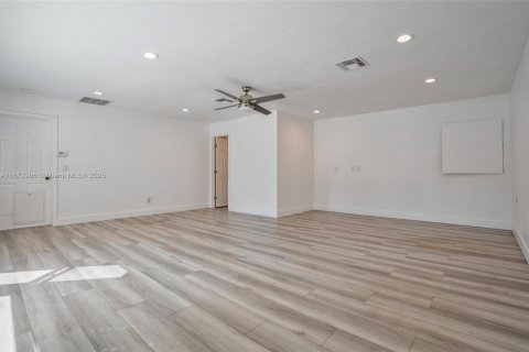 House in Fort Myers, Florida 4 bedrooms № 1395840 - photo 29