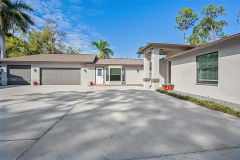 House in Fort Myers, Florida 4 bedrooms № 1395840 - photo 2