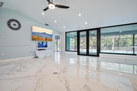 House in Fort Myers, Florida 4 bedrooms № 1395840 - photo 10