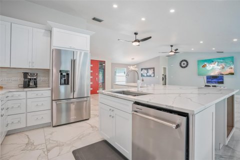 House in Fort Myers, Florida 4 bedrooms № 1395840 - photo 14