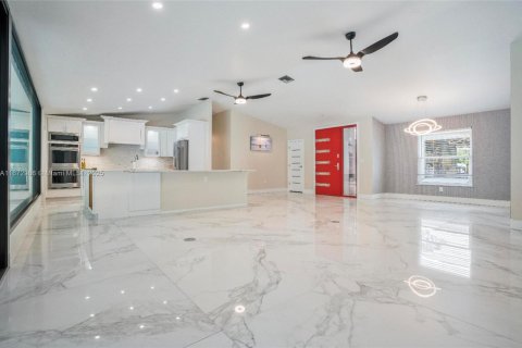 House in Fort Myers, Florida 4 bedrooms № 1395840 - photo 9