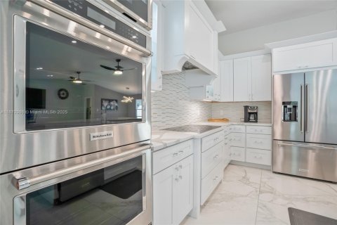 House in Fort Myers, Florida 4 bedrooms № 1395840 - photo 12