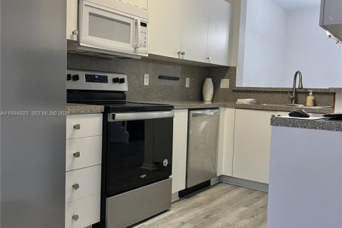 Снять в аренду таунхаус в Санрайз, Флорида 3 спальни, 134.15м2, № 2062715 - фото 10