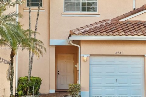 Снять в аренду таунхаус в Санрайз, Флорида 3 спальни, 134.15м2, № 2062715 - фото 5