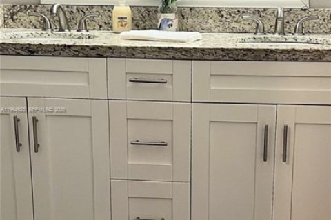 Снять в аренду таунхаус в Санрайз, Флорида 3 спальни, 134.15м2, № 2062715 - фото 15