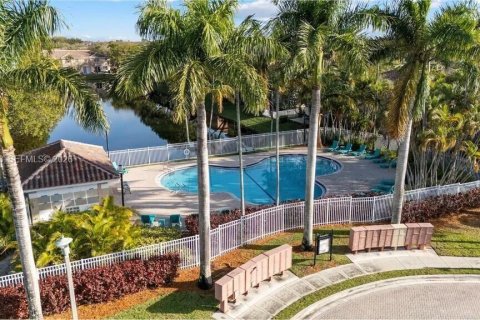 Снять в аренду таунхаус в Санрайз, Флорида 3 спальни, 134.15м2, № 2062715 - фото 2