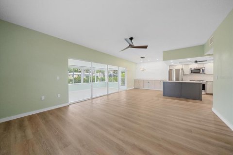 House in Sarasota, Florida 2 bedrooms, 107.3 sq.m. № 2200194 - photo 12