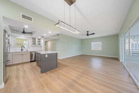 House in Sarasota, Florida 2 bedrooms, 107.3 sq.m. № 2200194 - photo 7