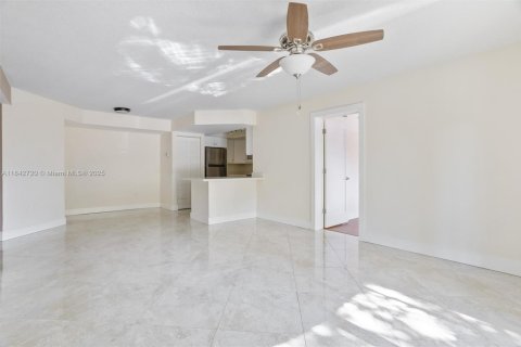 Condo in West Palm Beach, Florida, 2 bedrooms  № 1881778 - photo 10