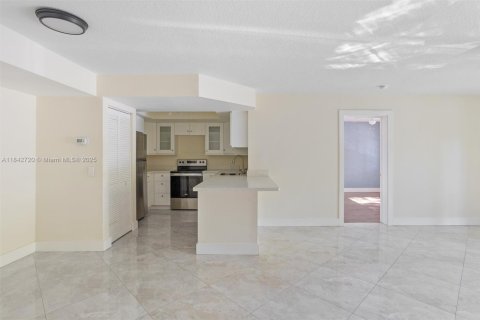 Condo in West Palm Beach, Florida, 2 bedrooms  № 1881778 - photo 4