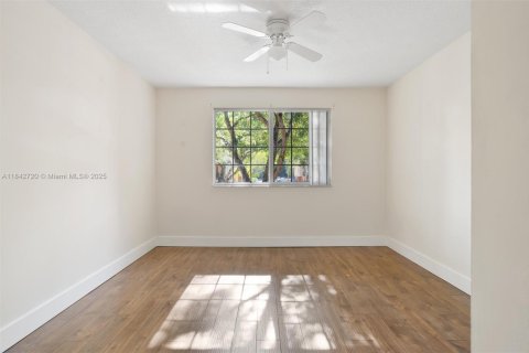 Condo in West Palm Beach, Florida, 2 bedrooms  № 1881778 - photo 16
