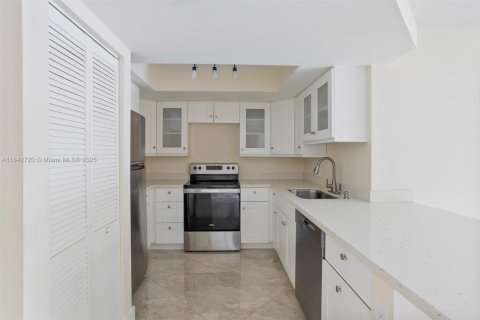 Condo in West Palm Beach, Florida, 2 bedrooms  № 1881778 - photo 7
