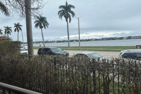 Condo in West Palm Beach, Florida, 2 bedrooms  № 2083480 - photo 15