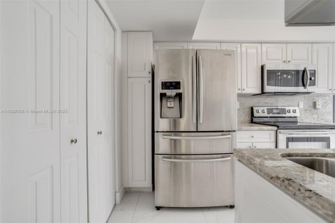Condo in Aventura, Florida, 2 bedrooms  № 1764040 - photo 13