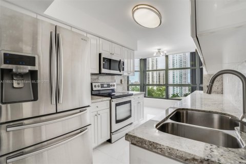 Condo in Aventura, Florida, 2 bedrooms  № 1764040 - photo 12