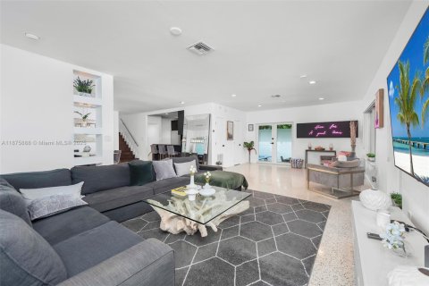 Villa ou maison à vendre à Miami, Floride: 5 chambres, 219.99 m2 № 2088295 - photo 13